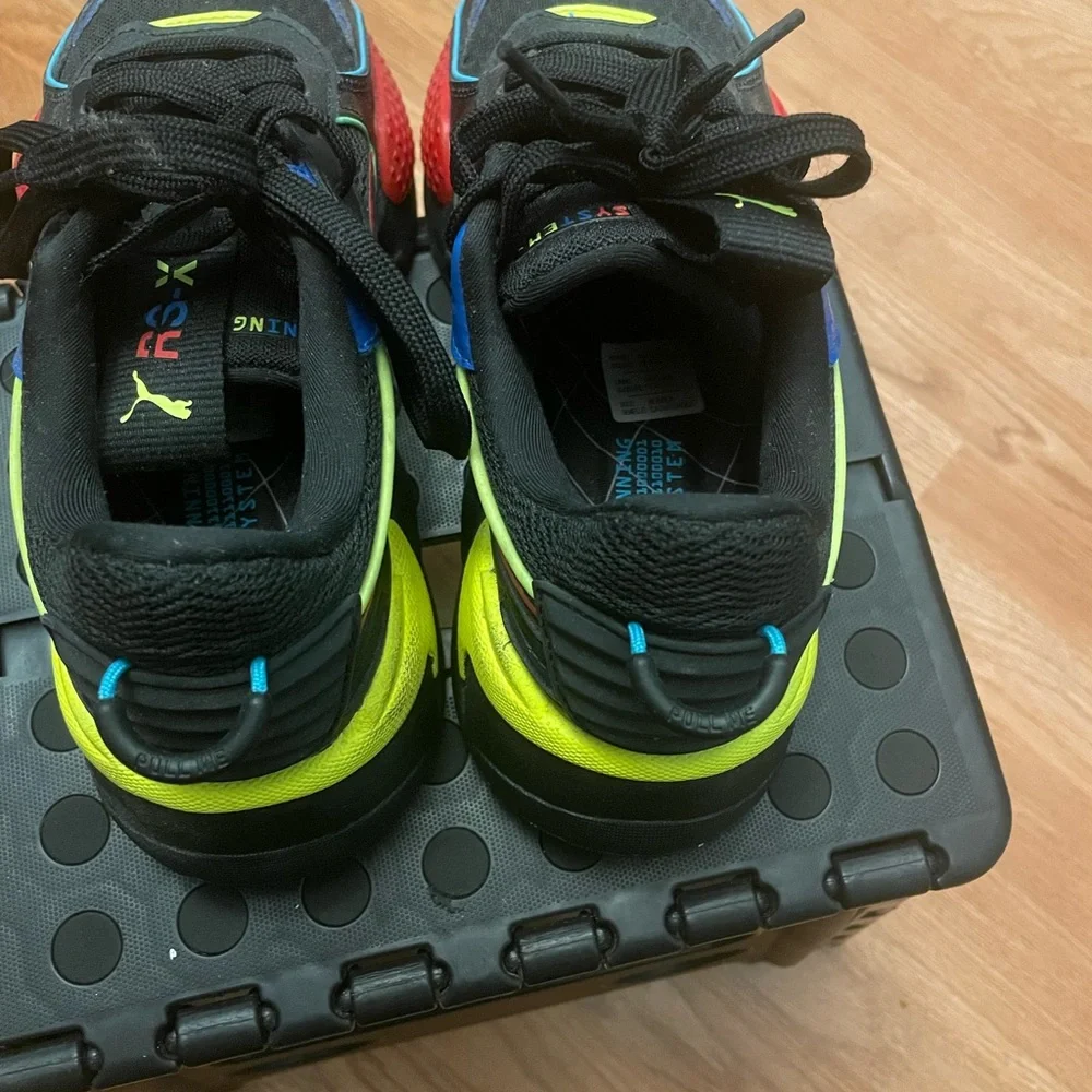 Size 4 youth Puma Black multi colored good condition - Picture 3 of 4